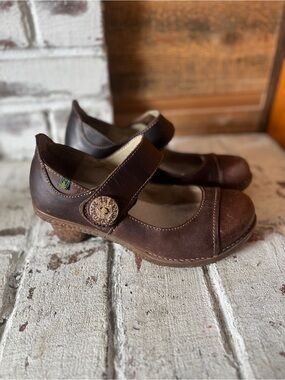 El naturalista Women's 38 US 7.5  Brown Leather Mary Jane Heels
